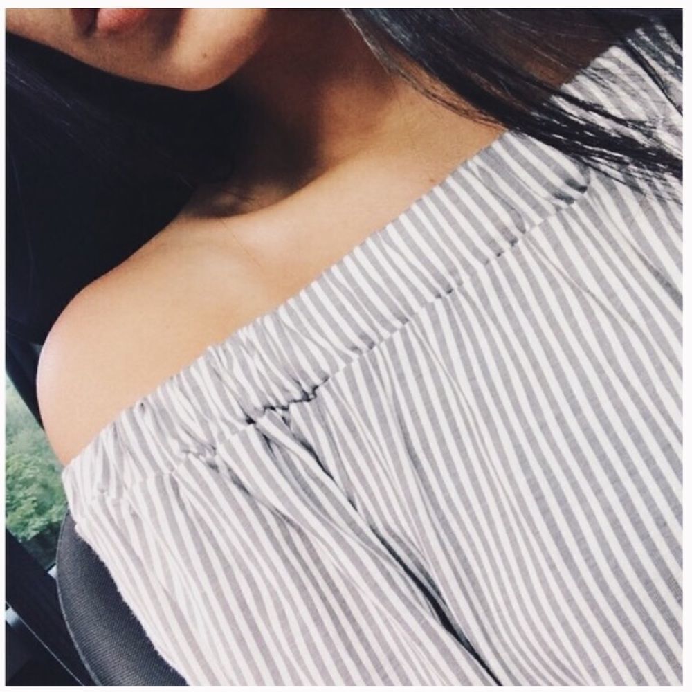 ✨ Off the shoulder Bardot striped top✨